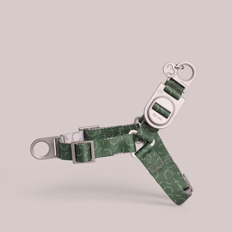 Green Fur Sie Sabin anti-pull harness on a light gray background