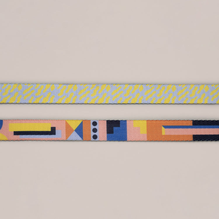 Una collar double-sided patterns detail