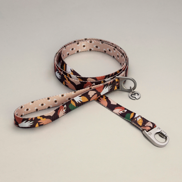 Fur Sie Clemens leash featuring an abstract earthy-toned pattern with a silver locking carabiner and signature logo charm