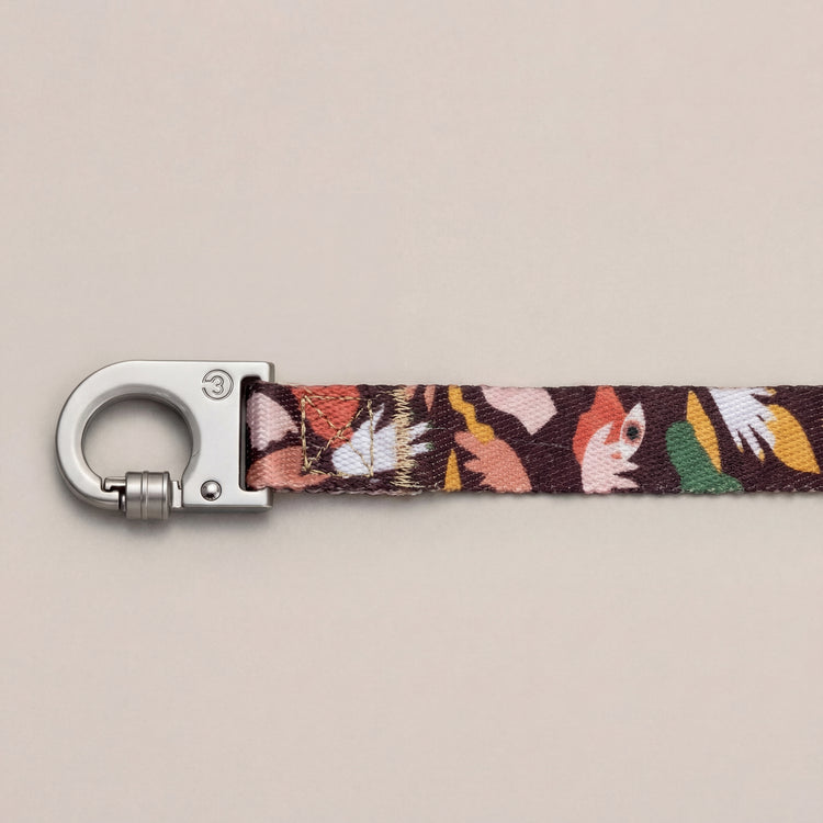 Fur-Sie Clemens leash showing a close-up of the silver locking carabiner and abstract earthy-toned pattern on a light gray background