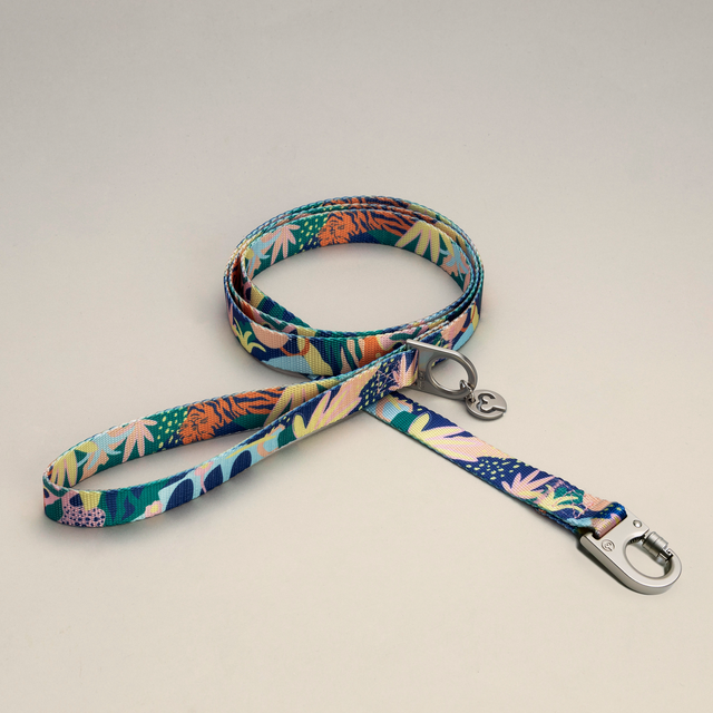 Frans dog leash with a botanic pattern on a light gray background