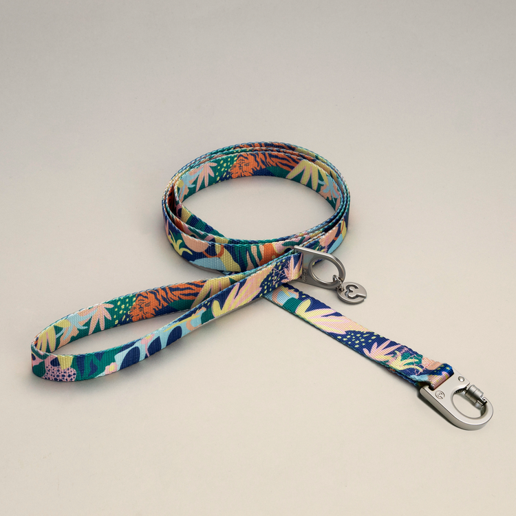 Frans dog leash with a botanic pattern on a light gray background