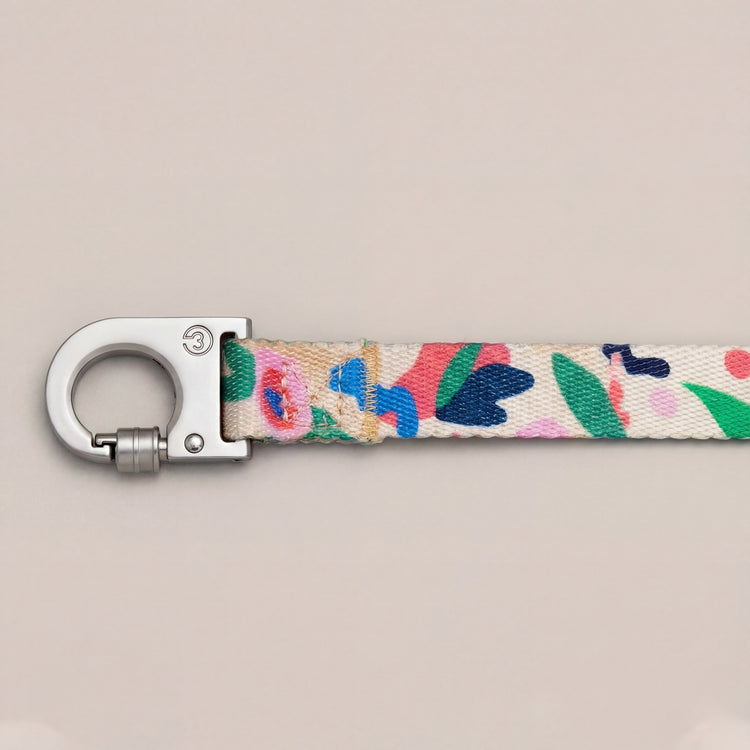 Gaston dog leash with push-lock metal hook and floral pattern on a neutral background