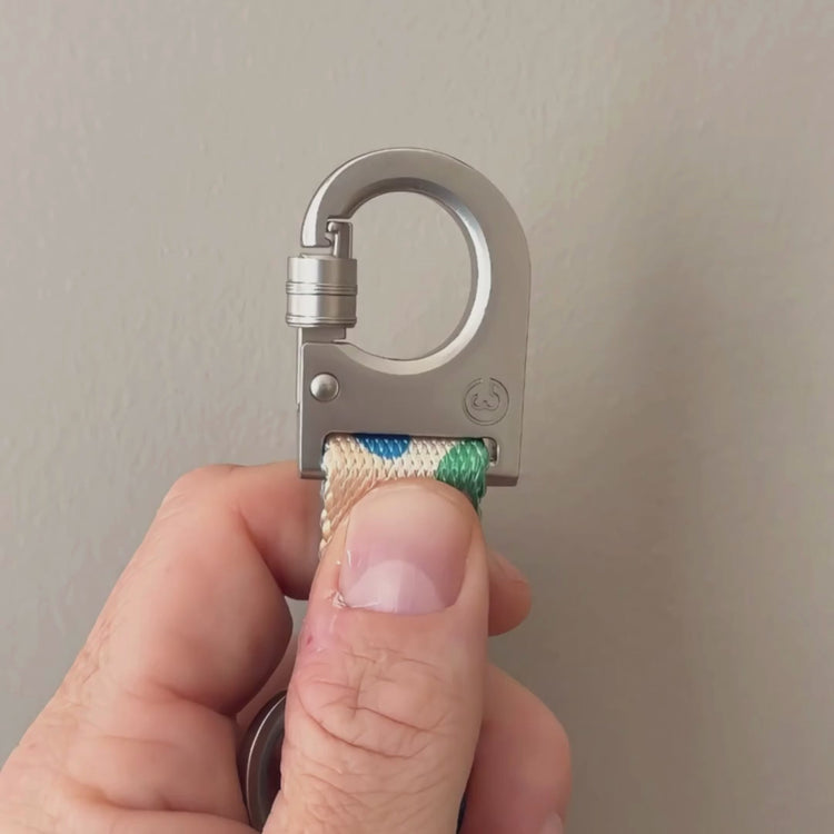 Close-up video demonstrating how to lock and unlock the push-lock hook on a Fur Sie dog leash