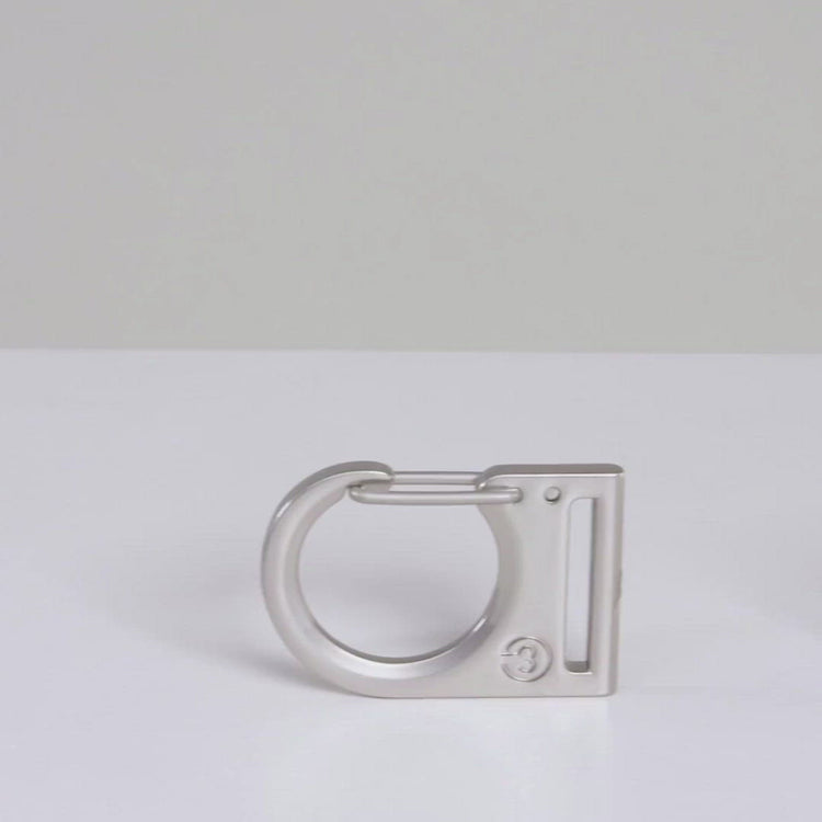 A close-up video showcase of Fur Sie premium hardware, featuring the silver wire-gate locking carabiner in action, followed by the durable D-ring and adjustable metal sizers