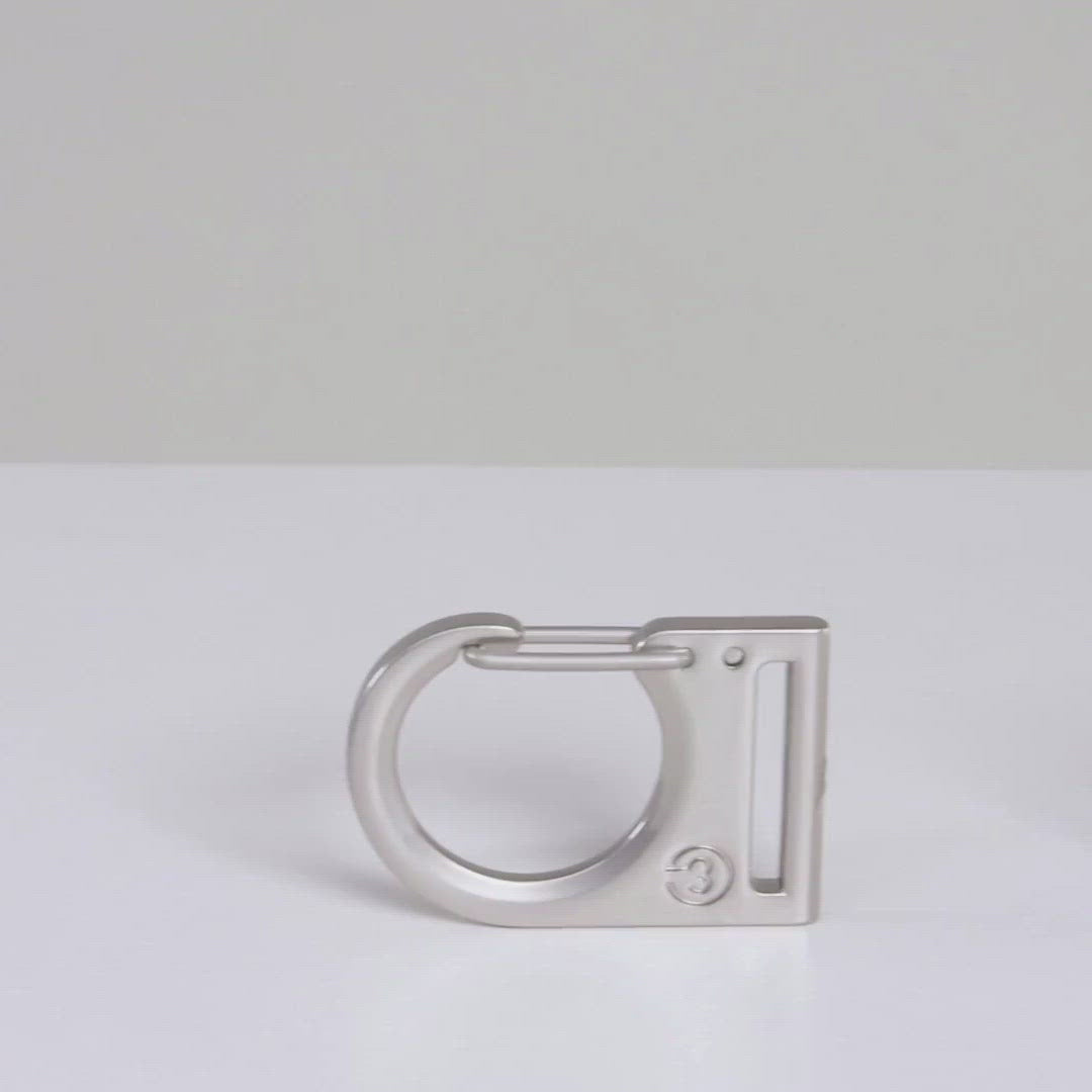 A close-up video showcase of Fur Sie premium hardware, featuring the silver wire-gate locking carabiner in action, followed by the durable D-ring and adjustable metal sizers